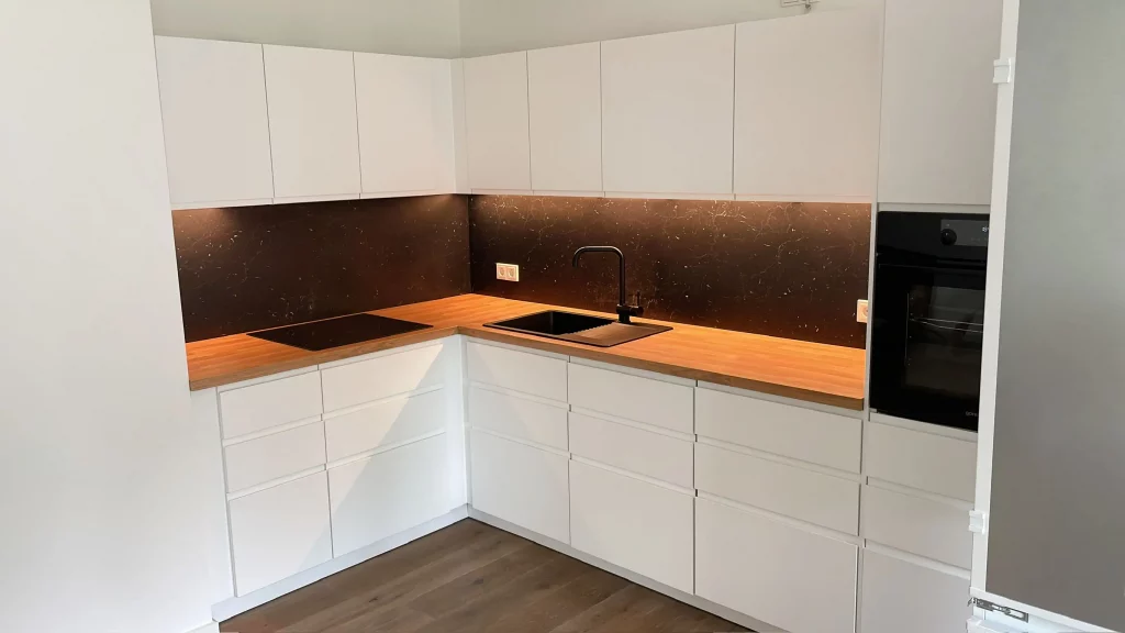 Maßgefertigte Küche Hochglanz Küche Küchenfronten Speziealanfertigung moderne Echtholzküche Innenausbau Design Lehmann