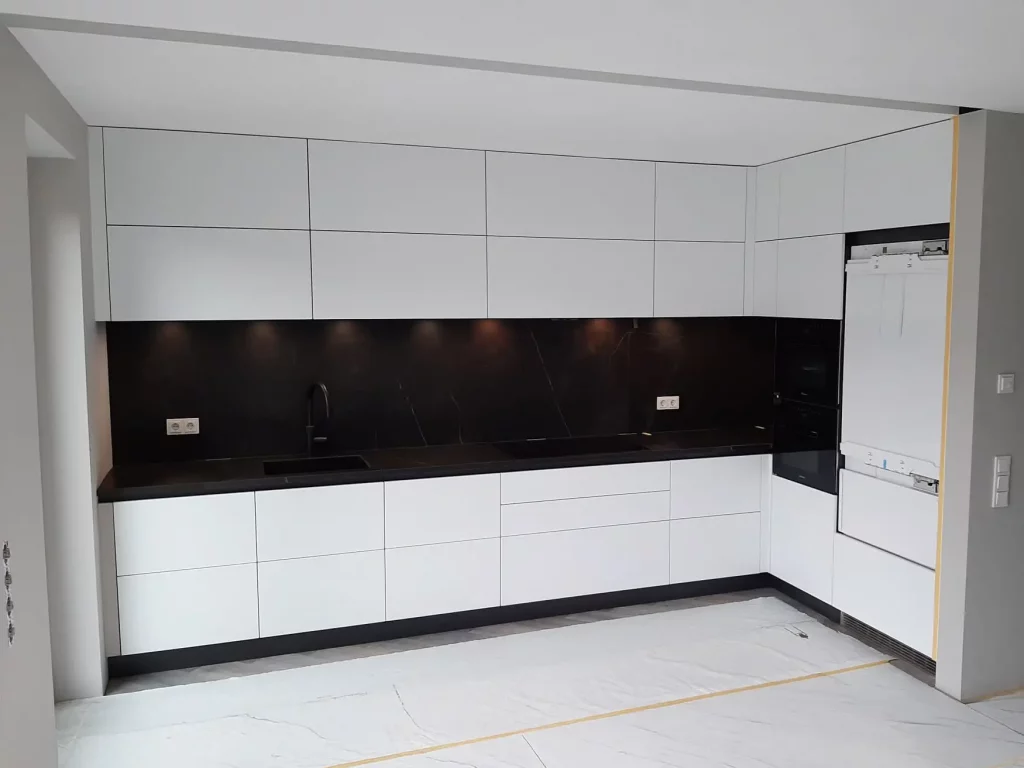 weiße Einbauküche, moderne maßgefertigte Küche Innenausbau Design Lehmann