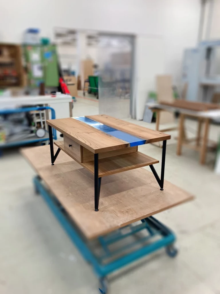 Ein handgefertigter Couchtisch mit blauem Acrylharz in der Werkstatt von Innenausbau Design Lehmann